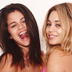Promosikan Spring Breakers, Selena Gomez & Vanessa Hudgens Kompak Berbikini