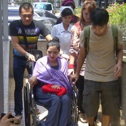 Keluar dari Rumah Sakit, Ashanty Gunakan Kursi Roda