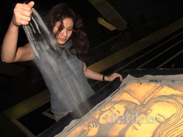 Vina Candrawati Sang Pelukis Pasir