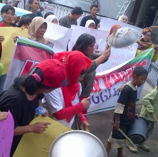 Ibu-ibu Geruduk KPU Jabar Sambil Bawa Peralatan Dapur