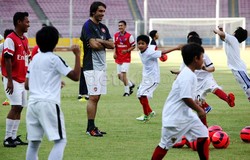 Robert Pires melakukan coachongclinic atau kepelatihan kepada ratusan anak-anak SSB Arsenal.