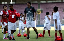 Anak-anak dari SSB Arsenal sangat antusias mengikuti pelatihan yang diberikan oleh Robert Pires.