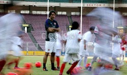 Robert Pires menukarkan skil teknik bermain sepakbola kepada anak-anak.