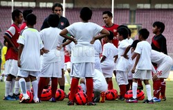 Mulai dari teknik dasar bermain sepakbola hingga fisik, para anak-anak dengan semangat mengikuti apa yang diberikan oleh Robert Pires.