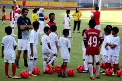 Selama memberikan bimbingan, pemain yang pernah memperkuat klub Arsenal itu terlihat cukup gembira, terbukti hampir semua anak yang berada didekatnya terus berinteraksi.