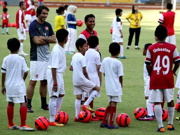 Robert Pires Latih SSB Arsenal