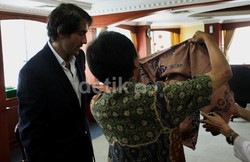 Roy Suryo menjelaskan batik yang diberikanya kepada Pires.