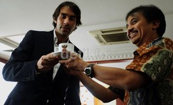 Pires juga menerima cangkir bergambar burung Garuda.