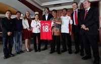 Roy Suryo mendapat kaos dengan namanya.