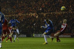 Tembakan keras Ramires menjebol gawang Middlesbrough. REUTERS/Nigel Roddis.