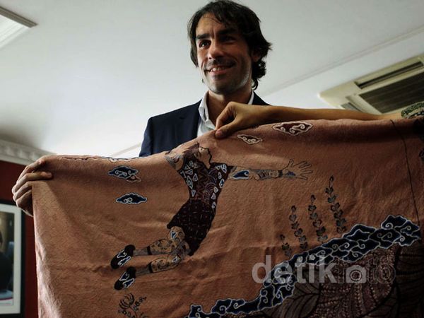 Dapat Batik, Robert Pires Senang