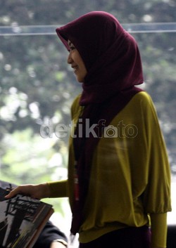 Dipta Anindita ke KPK, Hanya Senyum Tak Mau Bicara