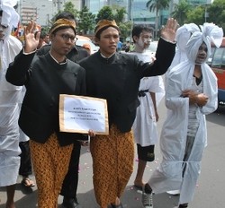 Diantar Pocong, ARTO Mendaftar Jadi Cagub Jateng