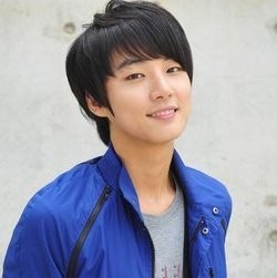 Yoon Shi Yoon Koleksi 2 Ribu Buku di Rumahnya