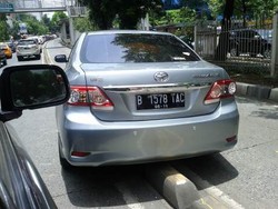 Sedan Nyangkut di Separator Busway