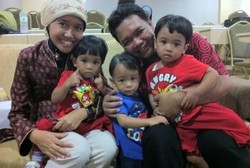 Penantian 9 Tahun Erni dan Rizal Berbuah Anak Kembar 3