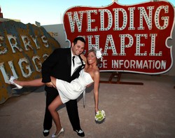 Pernikahan Glamor dengan Lampu Neon di Las Vegas, Mau?