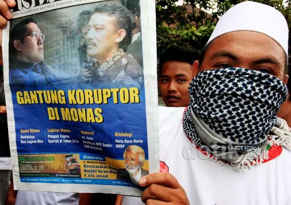 Laskar Anti Korupsi Demo di Rumah Anas