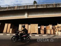 Usaha di Kolong Flyover