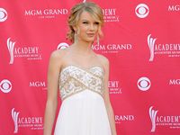 Gaya Si Cantik Taylor Swift Bergaun Putih