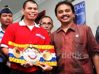 Chris John Sumbangkan Sabuk Juara ke Kemenpora