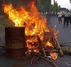 Massa Kontra Bupati Bangkalan Aksi Blokir Jalan Ring Road