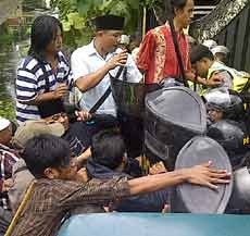 Demo di Bangkalan, Massa Kontra Bupati Bentrok dengan Polisi