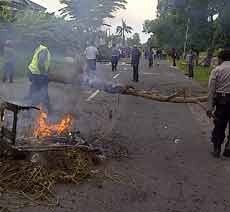 Polisi Bersihkan Sisa Pembakaran Demo Kontra Bupati Bangkalan