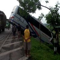 Bus Sumber Selamat Nyungsep ke Parit Sedalam 3 Meter
