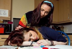 Gadis Ini Bisa Tidur Puluhan Jam & Jadi Liar Tanpa Sadar