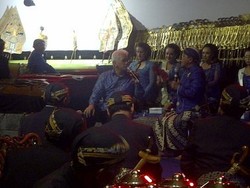 Hatta Didaulat Naik Panggung Dalam Pagelaran Wayang Kulit di Borobudur