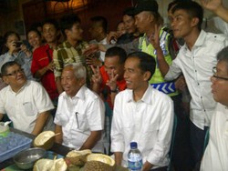 Kunjungi Pusat Jajanan di Medan, Jokowi Dikerubuti Warga