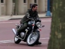 Tom Cruise Pacu Motor Hingga 120 Km/Jam Tanpa Helm