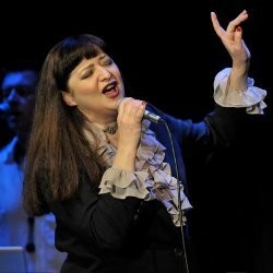 Asyiknya Bersantai dengan Alunan Musik Basia