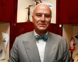 Desainer Sepatu Mewah Manolo Blahnik Tertarik Rambah Pasar High Street