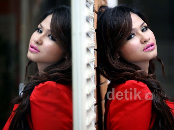 Mantan Model Seksi Sonita Jajal Musik Dangdut
