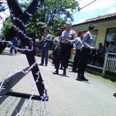 Jelang Rekapitulasi Suara, Massa LSM dan Polisi Jaga Ketat Kantor KPU Jabar