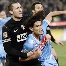 Duel Seru Napoli-Juve, Duel Sengit Cavani-Chiellini
