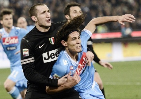 Duel Seru Napoli-Juve, Duel Sengit Cavani-Chiellini