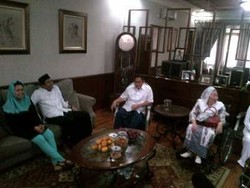 Yenny & Keluarga Ciganjur ke Rumah Anas Jenguk KH Attabik Ali