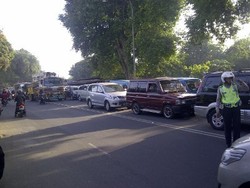 Kecelakaan Kijang Vs Motor, Simpangan Depok Macet Ratusan Meter
