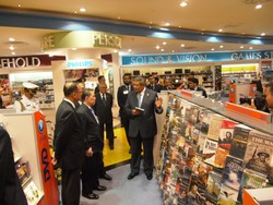 Transit di Dubai, SBY Beli DVD Che Guevara & Hitler