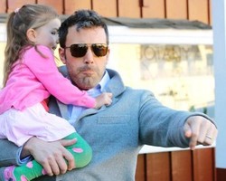 Ben Affleck Mencoba Tendang Paparazzi yang Intimidasi Anaknya