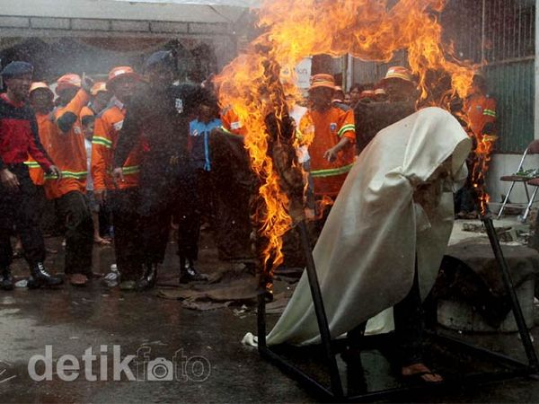 Warga Tambora Ikuti Simulasi Kebakaran