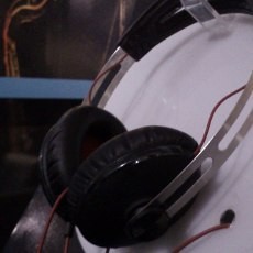 Sennheiser Momentum Black Sasar Pecinta Musik yang Stylish