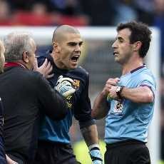 Memaki Wasit, Valdes pun Dikartu Merah