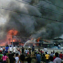 Kebakaran di Senen Padam, Warga Ungsikan Barangnya ke Pinggir Rel