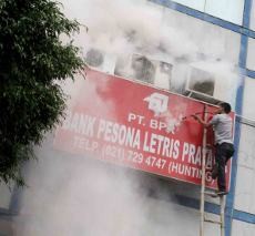 Bank BPR di Jl Ciputat Raya Terbakar