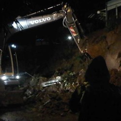 Ada Evakuasi Longsoran, Jalur di Puncak Ditutup