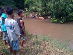Mayat Perempuan Berkaos Ungu Ditemukan Mengambang di Kali Krukut